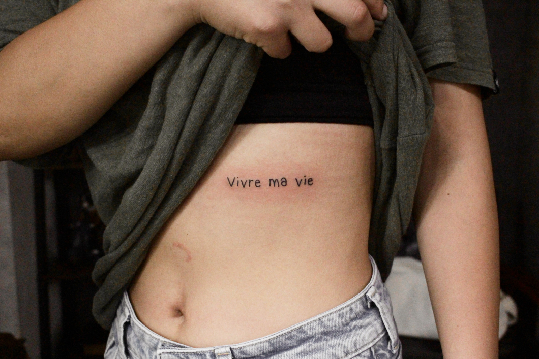 フランス語 [Vivre ma vie]　レタリングタトゥー