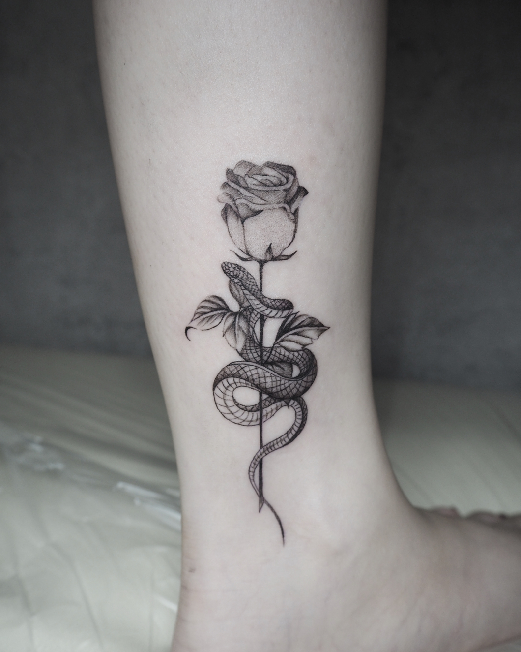 薔薇と蛇 Rose Snake タトゥー Gallery 東京 日暮里の刺青 タトゥースタジオは T C Tattoo Tokyoへお越しください