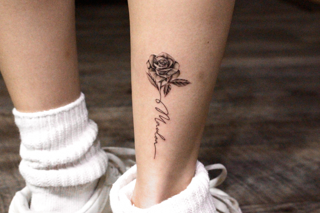 薔薇とレタリング　タトゥー