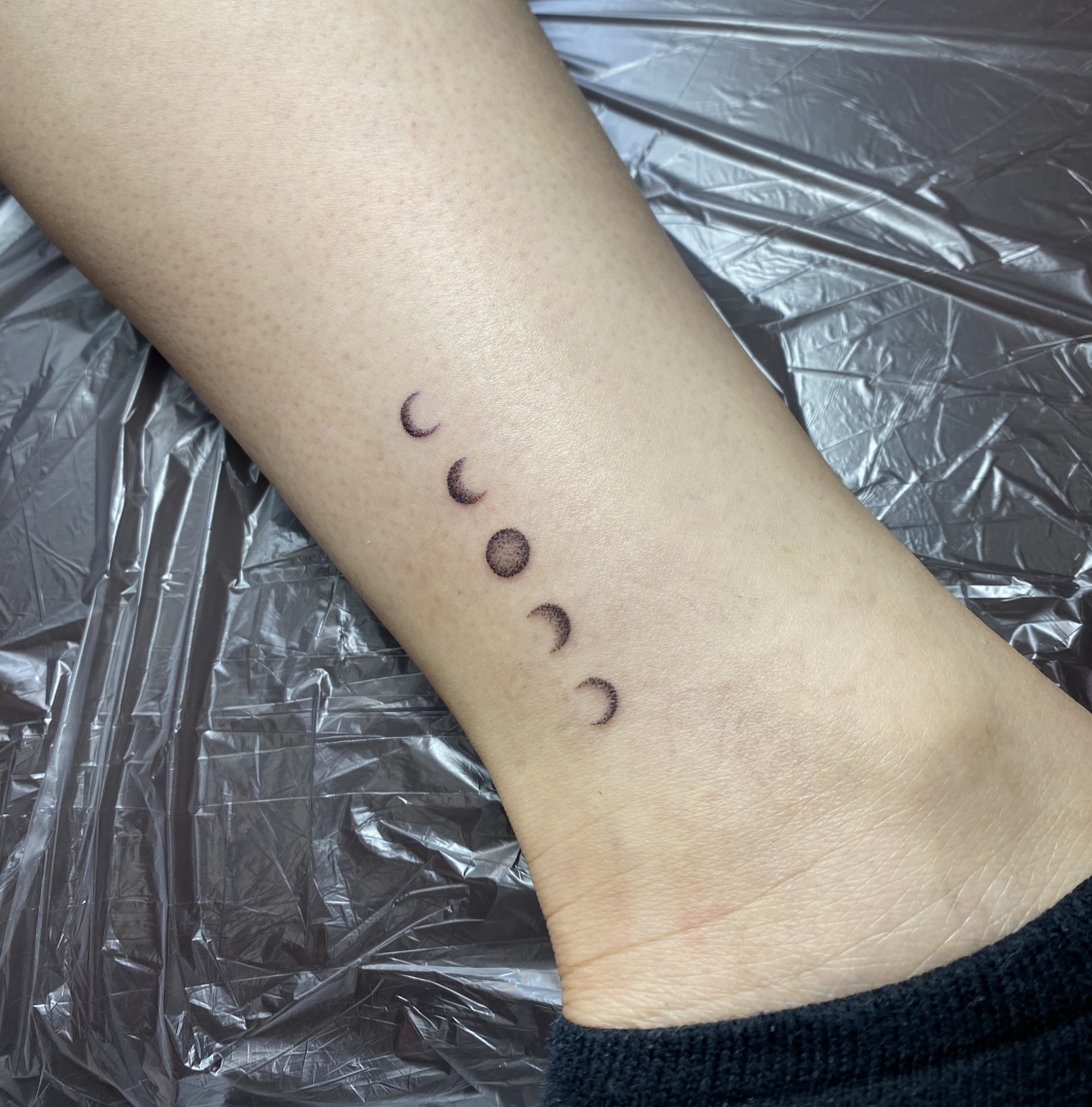 月の満ち欠け　−moon tattoo−