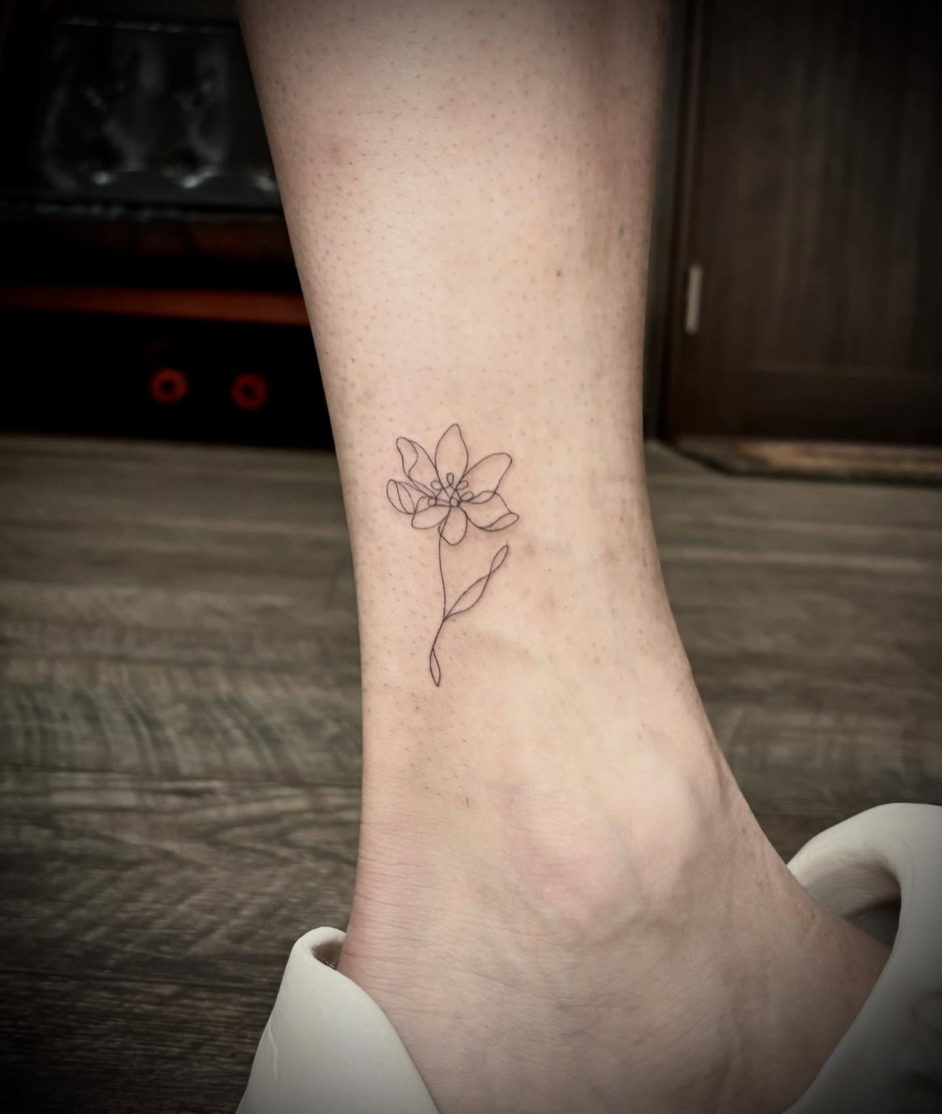 フラワーシンプルタトゥー