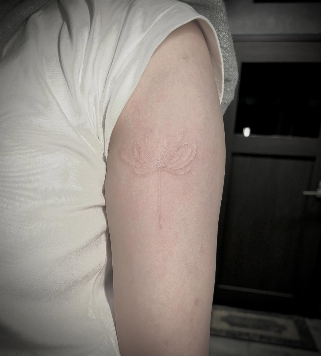 フラワーホワイトタトゥー